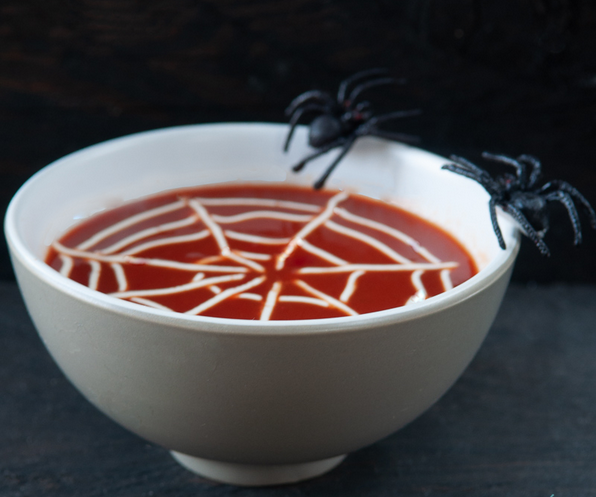 Суп с пауками-как подать блюдо на Хэллоуин